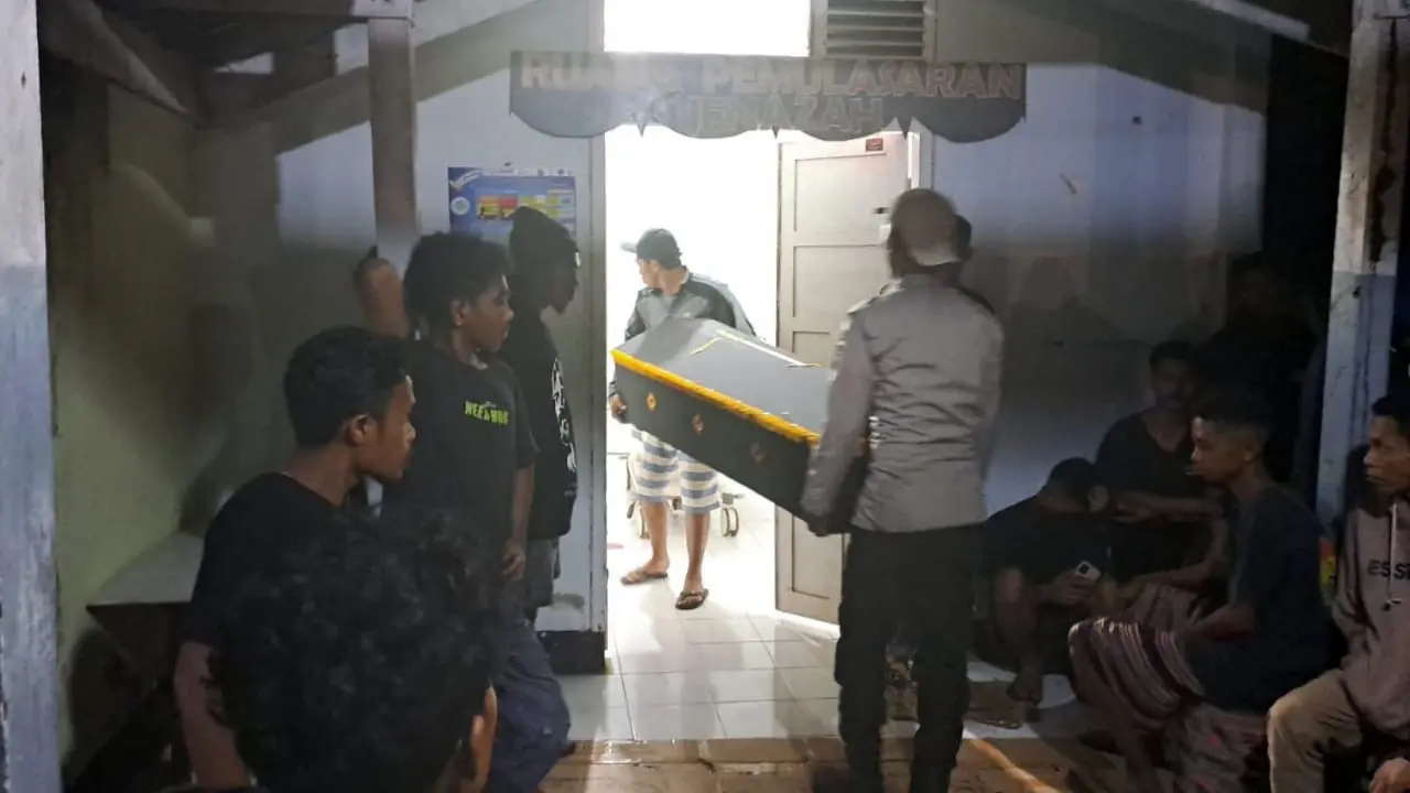 Peti jenazah terduga pengedar sabu yang tewas usai loncat dari motor di Flores Timur. (Foto: Liputan6.com/Ola Keda)