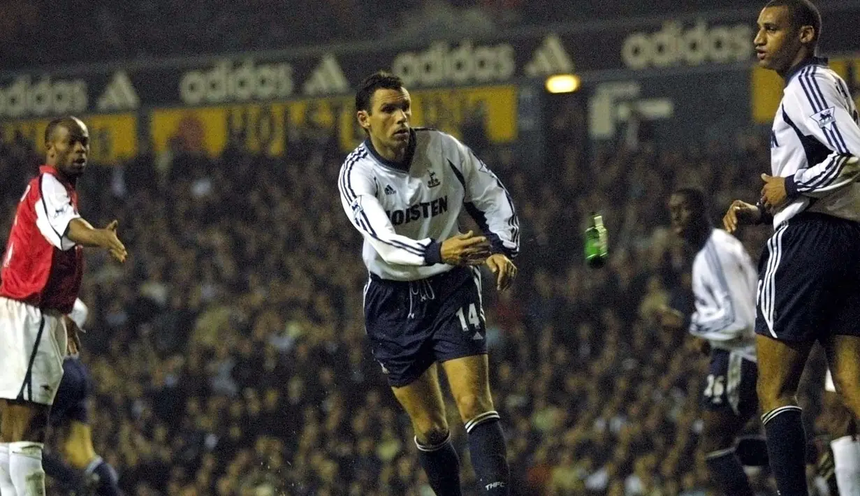 Gustavo Poyet yang telah pensiun sebagai pemain pada Juli 2004 bersama Tottenham Hotspur dan saat ini tengah membesut Timnas Yunani menempati posisi kedua sebagai pemain Uruguay tertajam di Premier League. Tujuh musim merumput di Premier League bersama Chelsea dan Tottenham Hotspur, ia total mencetak 54 gol dan 7 assist dari 186 laga. (AFP/Odd Andersen)