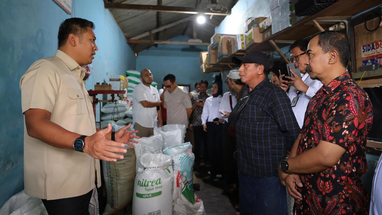 Wamentan Sudaryono sidak ke salah satu kios pupuk di Desa Pagentan, Kecamatan Singosari, Kabupaten Malang, Jawa Timur