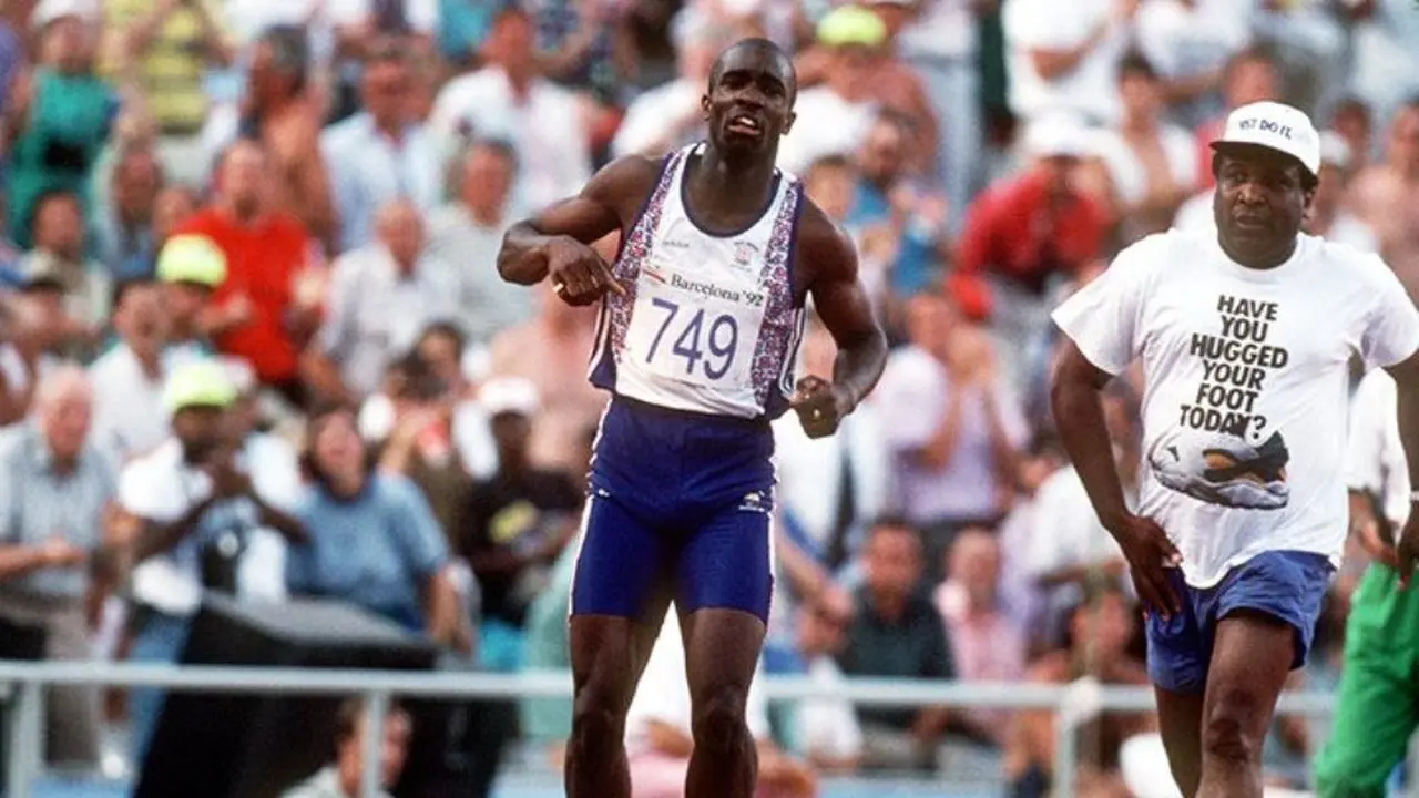 Derek Redmond mengalami cedera di tengah perlombaan lari Olimpiade Barcelona 1992