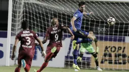 Bek Persib Bandung, Vladimir Vujovic, berusaha mengamankan bola saat pertandingan melawan PSM Makassar pada laga lanjutan Liga 1 di Stadion GBLA, Bandung, Rabu, (5/7/2017). Persib menang 2-1 atas PSM. (Bola.com/M Iqbal Ichsan)
