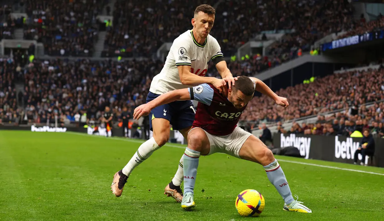 Pemain Tottenham Hotspur Ivan Perisic (kiri) berebut bola dengan pemain Aston Villa John McGinn pada pertandingan sepak bola Liga Inggris di Stadion Tottenham Hotspur, London, 1 Januari 2023. Aston Villa mempermalukan Tottenham Hotspur dengan skor 2-0. (AP Photo/Ian Walton)