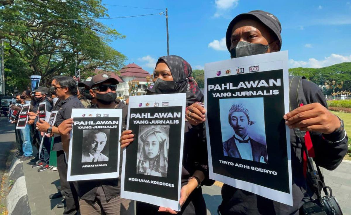 Wartawan yang tergabung dalam PWI Malang Raya, AJI Malang, IJTI Korda Malang, dan PFI Malang menyampaikan pernyataan sikap saat aksi damai di Bundaran Tugu Kota Malang, Senin (27/7/2026). (PFI Malang)