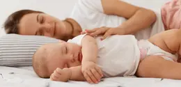 Sleep training adalah cara melatih bayi agar bisa tidur sendiri dan kembali terlelap ketika terbangun di tengah malam.[Dok/freepik.com/user18526052]