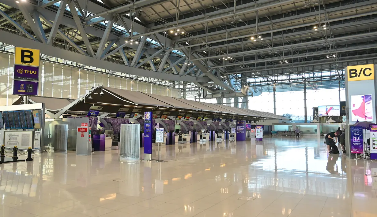 Pandangan umum ruang keberangkatan yang hampir kosong karena jumlah pengunjung menurun drastis di Bandara Suvarnabhumi di Bangkok, Rabu (11/3/2020). Di Thailand sendiri lebih dari 50 orang terinfeksi virus corona COVID-19 yang telah menggemparkan seluruh dunia. (Mladen ANTONOV/AFP)