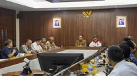 Gubernur Jawa Barat Ridwan Kamil bersama Bupati Garut Rudy Gunawan, menggelar pertemuan dengan Direktorat Jenderal Cipta Karya Kementerian PUPR. (Liputan6.com/Jayadi Supriadin)
