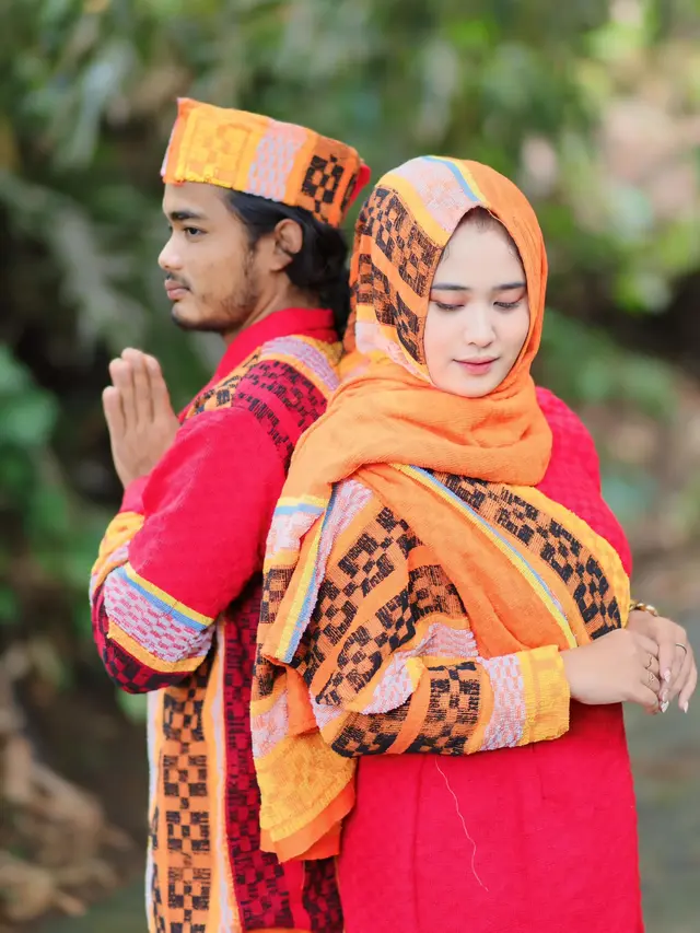 7 Potret Baju Couple Lebaran yang Terbuat dari Handuk, Hasil Keren