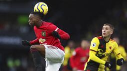 Bek Manchester United, Wan-Bissaka, menyundul bola saat melawan Watford pada laga Premier League 2019 di Stadion Vicarage Road, Minggu (22/12). Watford menang 2-0 atas Manchester United. (AP/Petros Karadjias)