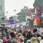 Demo mendesak hak angket kecurangan Pemilu 2024 di depan Gedung DPR, Senayan, Jakarta, Selasa (5/3) diwarnai aksi saling lempar botol. Insiden ini terjadi lantaran muncul massa tandingan yang juga menggelar demo di depan Gedung DPR. (Liputan6.com/Nanda Perdana Putra)