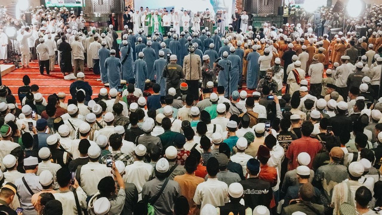 Menag dan pejabat kabinet merah putih hadiri tabligh akbar isra miraj di istiqlal