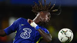 Trevoh Chalobah. Bek tengah Inggris berusia 22 tahun yang merupakan produk Akademi Chelsea ini kini berbanderol 18 juta euro, mengalami kenaikan 8 juta euro dari sebelumnya 10 juta euro. Bersama The Blues musim ini ia telah mencetak 3 gol di semua ajang. (AFP/Ben Stansall)