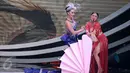 Zaskia Gotik dan Dewi Perssik di panggung Indonesia Dangdut Awards (IDA) 2015, Jakarta, Rabu (28/10/2015). IDA 2015 memiliki 8 kategori penghargaan sebagai tanda apresiasi yang berfokus memajukan industri dangdut Indonesia. (Liputan6.com/Faizal Fanani)