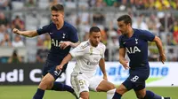 Pemain Real Madrid, Eden Hazard (tengah), dibayangi pemain Tottenham Hotspur, Juan Foyth (kanan) dan Harry Winks pada laga Audi Cup di Munich, Selasa (30/7/2019).  (Christof Stache/AFP)