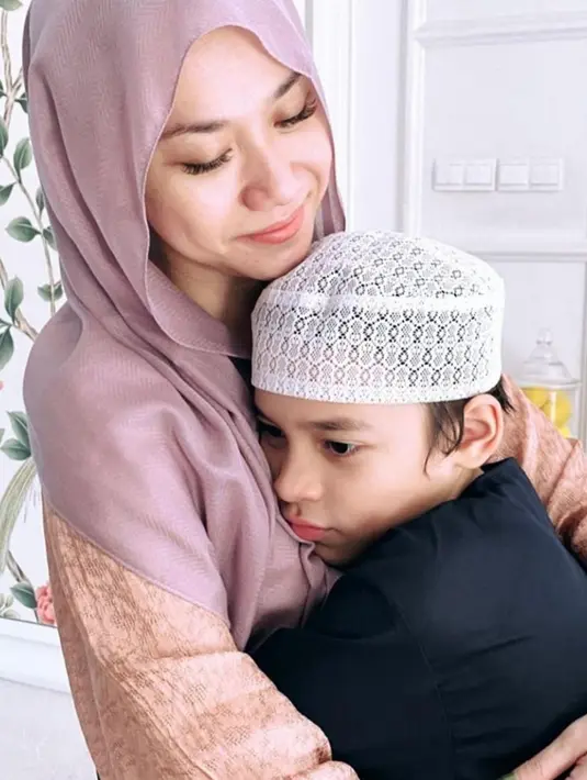 Sebagai seorang ibu, BCL selalu ada di samping Noah Sinclair. Ia akan selalu siaga menemani tumbuh kembang Noah. Momen Noah dipeluk BCL ini sukses bikin haru. Banyak warganet menyanjung BCL dengan menyebut BCL adalah sosok luar biasa bagi Noah. (Liputan6.com/IG/@bclsinclair)