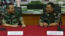 Kapuspen TNI Mayjen Sisriadi dan Danpom TNI Mayjen TNI Dedy Iswanto saat konpers video mobil berpelat TNI membawa logistik kampanye Prabowo, Jakarta, Jumat (22/3). TNI menyebut nomor pelat itu tak sesuai jenis kendaraan TNI.(Liputan6.com/ImmanuelAntonius)