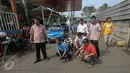 Sejumlah lelaki yang diduga calo diamankan petugas di Stasiun Senen, Jakarta, Senin (29/6/2015). Razia tersebut dilakukan untuk mengamankan stasiun dari para calo yang merugikan calon penumpang. (Liputan6.com/Faizal Fanani) 