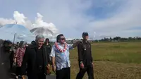 Wakil Ketua MPR Oesman Sapta Odang (tengah) saat baru tiba di Melawi, Kalimantan Barat, disambut Bupati Melawi Firman Muntaco (kanan), Minggu (15/3/2015).