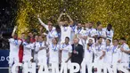 Para pemain Real Madrid berselebrasi salmbi memegang trofi Piala Dunia Antarklub 2022 usai mengalahkan Al Hilal dalam laga final di Prince Moulay Abdellah Stadium, Rabat, Minggu (12/2/2023) dini hari WIB. Real Madrid sukses menghajar Al Hilal dengan skor 5-3 di partai final Piala Dunia Antarklub 2022.  (AP Photo/Manu Fernandez)