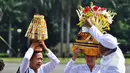 Umat Hindu menyalakan dupa di atas sesajen saat persiapan upacara Tawur Agung Kesanga di Silang Monas, Jakarta, Jumat (20/3/2015). Upacara tersebut untuk membersihkan jagat raya sebelum pelaksanaan Nyepi esok harinya. (Liputan6.com/Faizal Fanani)