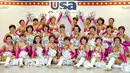 Cheerleader yang menamakan dirinya "Jepang Pom Pom" berpose bersama saat Kejuaraan Nasional Cheerleader 2016 di Chiba, Jepang (26/3). Anggota tim Jepang Pom Pom adalah wanita yang telah lanjut usia.  (AFP PHOTO / Toru Yamanaka)