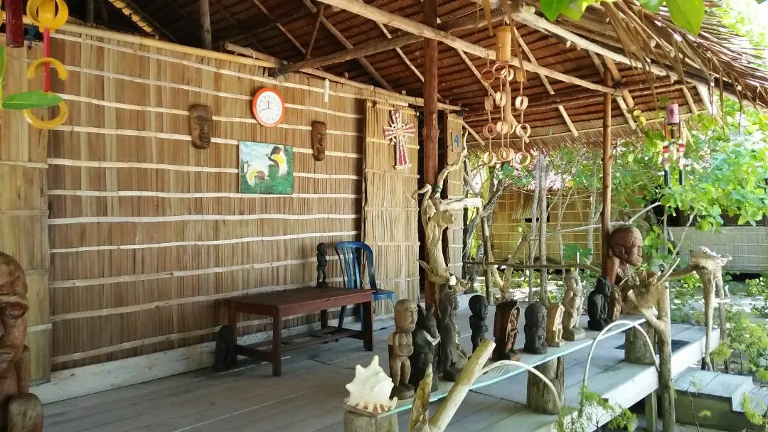 Penginapan di kampung Arborek yang masih mencirikan orisinalitas arsitektur lokal. (foto : Liputan6.com / katarina janur)