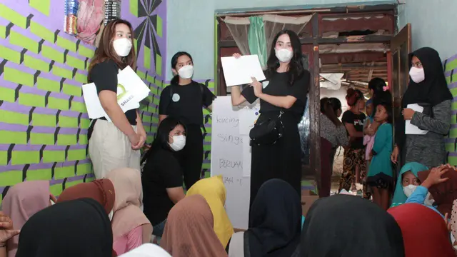 Finalis Gadis Sampul 2019 Endrinayla Rafa Amanda, memberikan santunan dan belajar bahasa Inggris praktis untuk anak kurang mampu.