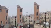 Seorang pria melompat dari gedung tiga lantai di Venesia, Kamis 23 Maret. (Sumber: Twitter/LuigiBrugnaro)