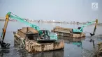 Kendaraan eskavator dan tongkang Dinas Tata Air DKI Jakarta mengeruk lumpur dan sampah dari Waduk Pluit, Jakarta, Selasa (11/12). Pengerukan ini rutin dilakukan oleh Dinas Tata Air DKI Jakarta. (Liputan6.com/Faizal Fanani)