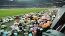 Para pemain mengumpulkan mainan dari lapangan yang dilemparkan oleh suporter Besiktas selama pertandingan Liga Turki (Super Lig) melawan Antalyaspor di stadion Vodafone di Istanbul, Minggu (26/2/2023). Penggemar klub Besiktas melemparkan ribuan boneka mainan ke lapangan sebagai simbol solidaritas dengan anak-anak yang terkena dampak gempa bumi dahsyat di Turki. (Handout / DHA (Demiroren News Agency) / AFP)