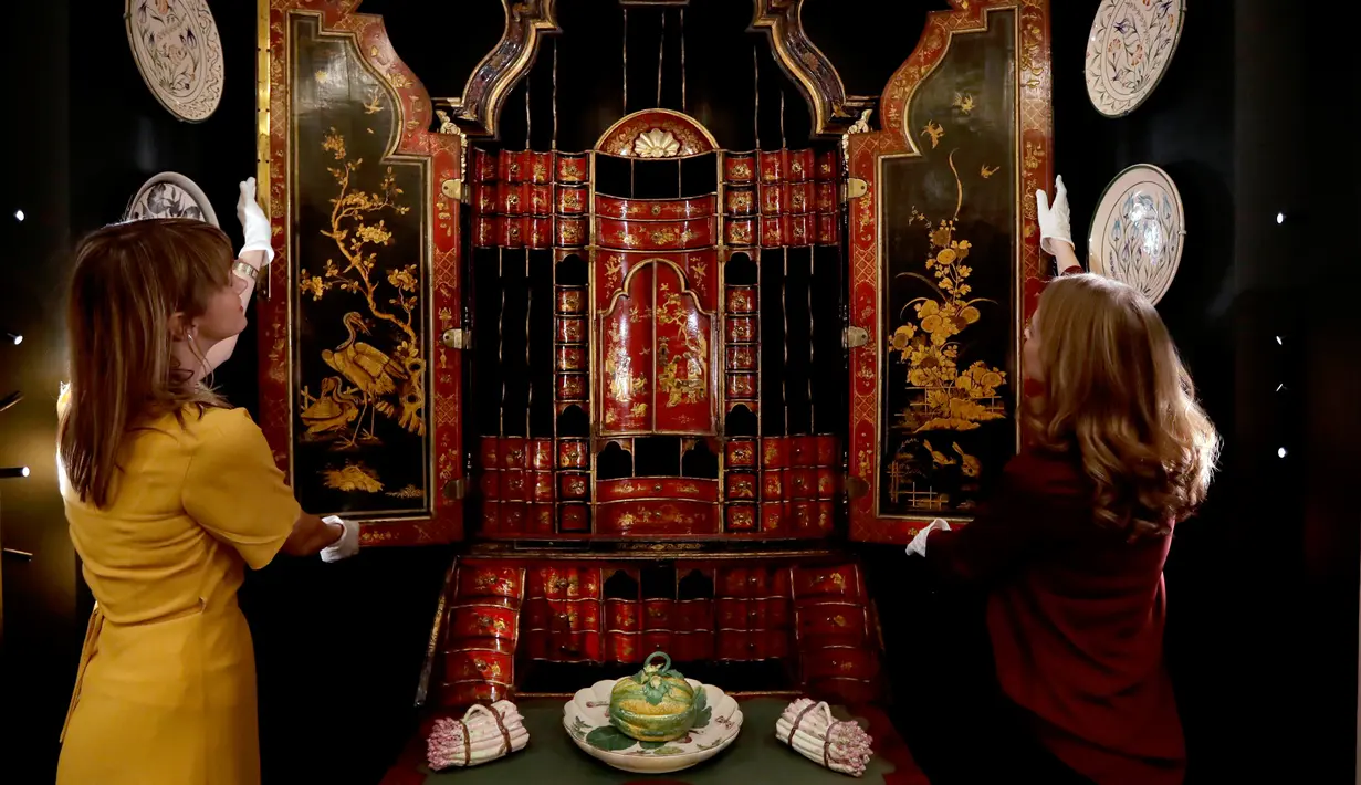 Staf kerajaan membuka karya seni peninggalan kabinet biro Italia sekitar tahun 1700-1750 yang dipamerkan di Istana Buckingham, London, Inggris, Kamis (19/7). Pameran ini digelar untuk menandai HUT ke-70 Pangeran Charles. (AP Photo/Matt Dunham)