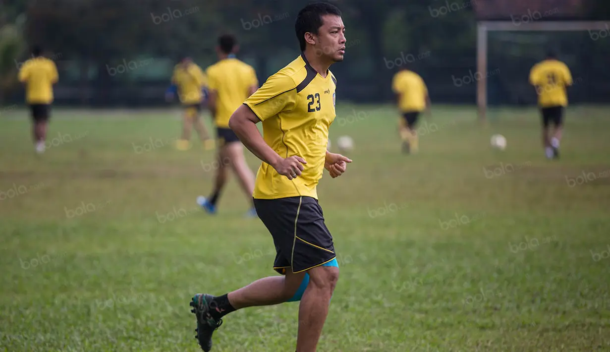 Bek Arema Cronus, Hamka Hamzah, berlari santai jelang laga Torabika Soccer Championship 2016 melawan PS TNI di Lapangan Kostrad, Bogor, Jawa Barat, Sabtu (30/7/2016). (Bola.com/Vitalis Yogi Trisna)