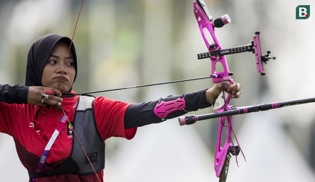 Pemanah putri Indonesia, Choirunisa Diananda, saat berlaga pada nomor recurve women individual Asian Games di Lapangan Panahan, Senayan, Jakarta, Selasa (28/8/2018). Choirunisa Diananda mendapat medali perak. (Bola.com/Vitalis Yogi Trisna)