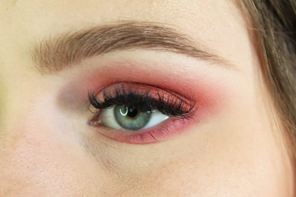 Eyeshadow dengan sentuhan pink pastel. (sumber foto: makeupandbeautyblog.com)