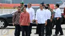 Menteri Rini mengantar Presiden Jokowi untuk melihat Marine Vessel Power Plant di Pelabuhan IPC, Jakarta, Selasa (8/12/2015). Rencananya Jokowi akan meresmikan beroperasinya Marine Vessel Power Plant. (Liputan6.com/Faizal Fanani)