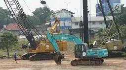 Pekerja beraktivitas di sekitar proyek Depok Metro Stater di Depok, Jawa Barat, Senin (17/6/2019). Di area seluas 2 hektare tersebut  juga akan berdiri terminal, hunian, dan kawasan komersial. (Liputan6.com/Immanuel Antonius)