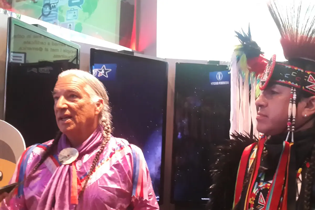 Keviin Locke (kiri) dan Doug Good Feather (kanan). Keduanya merupakan keturunan dan pelestari budaya Penduduk Asli AS (Rizki Akbar Hasan/Liputan6.com)