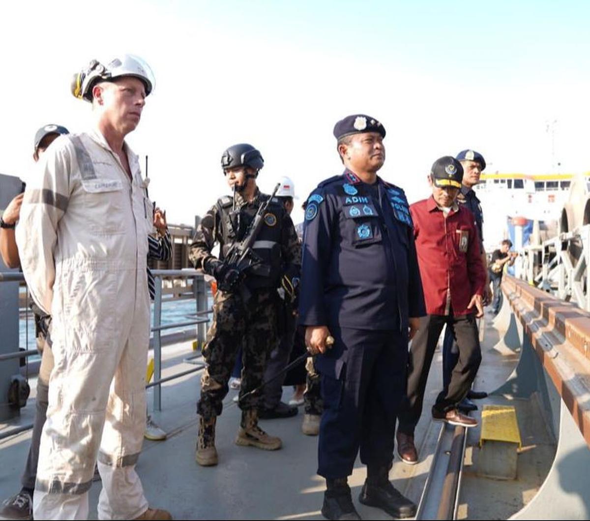 "Kita laksanakan patroli dan pengejaran oleh kapal pengawas kelautan perikanan Hiu 06," ujar Adin dalam keterangannya kepada media di atas kapal Belanda MV Vox Maxima, Sabtu (28/10).