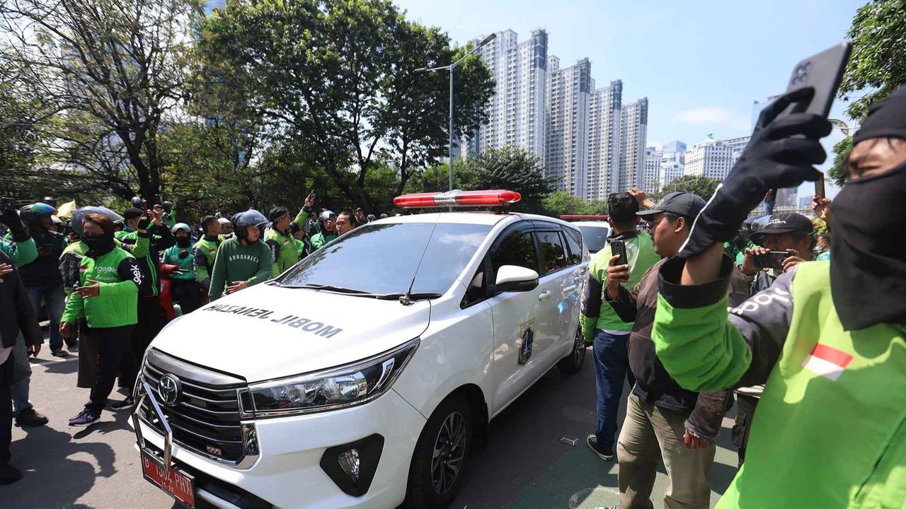 FOTO: Ribuan Ojol Antar Kepergian Affan ke Peristirahatan Terakhir