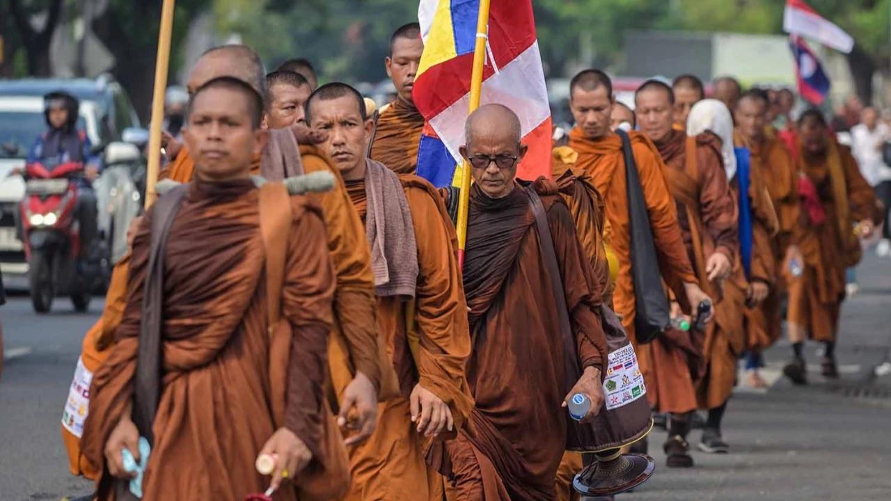 FOTO: Biksu Empat Negara Jalan Kaki Menuju Borobudur Suarakan Perdamaian