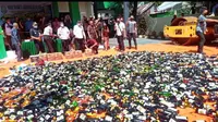 Ribuan botol miras dari berbagai jenis  dimusnahkan di halaman kantor Kejari Manado, Kamis (16/7/2020).