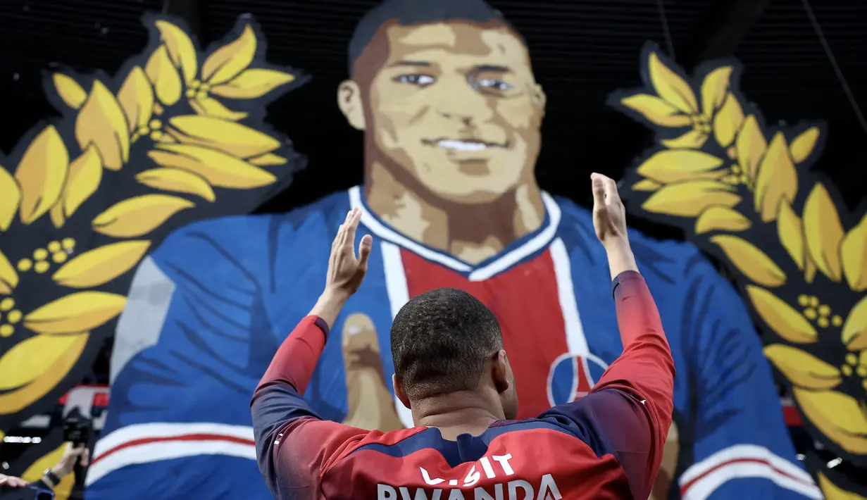 Kylian Mbappe berpose di depan koreografi raksasa bertema dirinya di Stadion Parc des Princes, Senin (13/5/2024). (AFP/Franck Fife)
