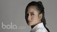 Karateka Indonesia, Claresta Taufan, saat menjalani sesi foto di Studio Boloa.com, Jakarta, Minggu (26/3/2017). (Bola.com/Peksi Cahyo)