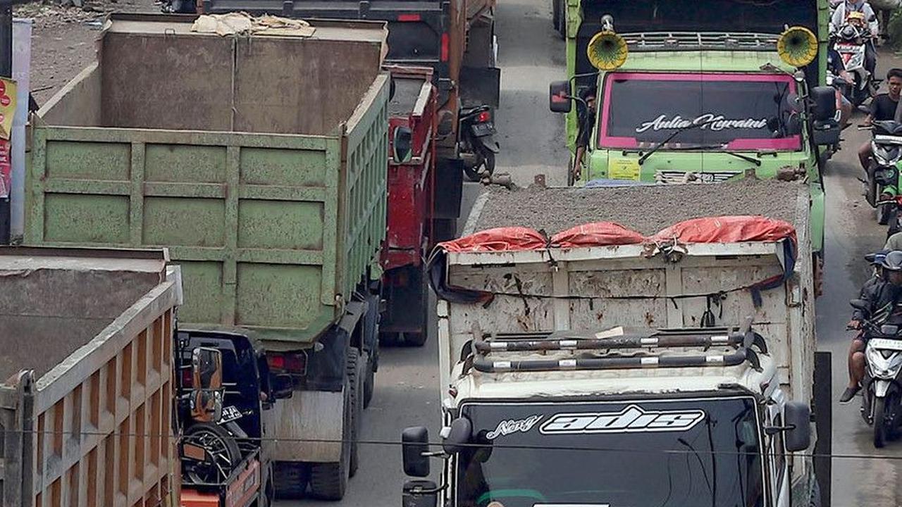 VIDEO: Penampakan Jalur 'Neraka' Parung Panjang, Atrean Truk Tambang Mengular Kerap Makan Korban Jiwa