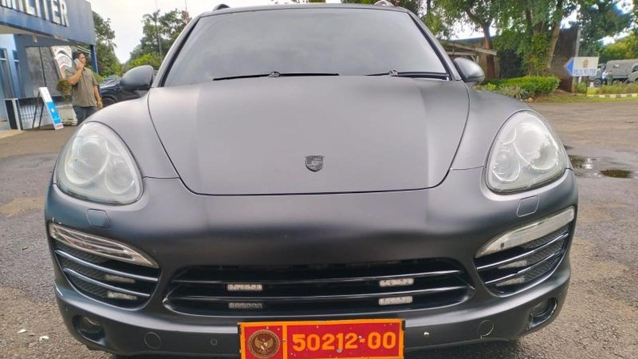 Mobil Porsche Cayenne Pakai Plat Dinas Kemenhan Bodong, Ini Kata Kemhan