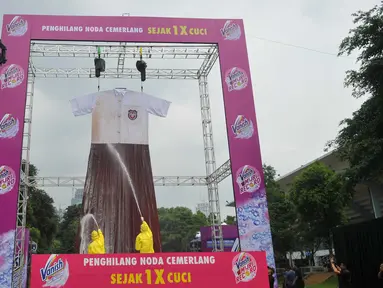 Produk penghilang noda, Vanish, melakukan kegiatan “Membersihkan Noda Pada Seragam Sekolah Terbesar” dengan ukuran 5 x 8 meter di Senayan, Jakarta, Kamis (26/5). Kegiatan tersebut berhasil menciptakan Rekor MURI baru. (Liputan6.com/Gempur M Surya)