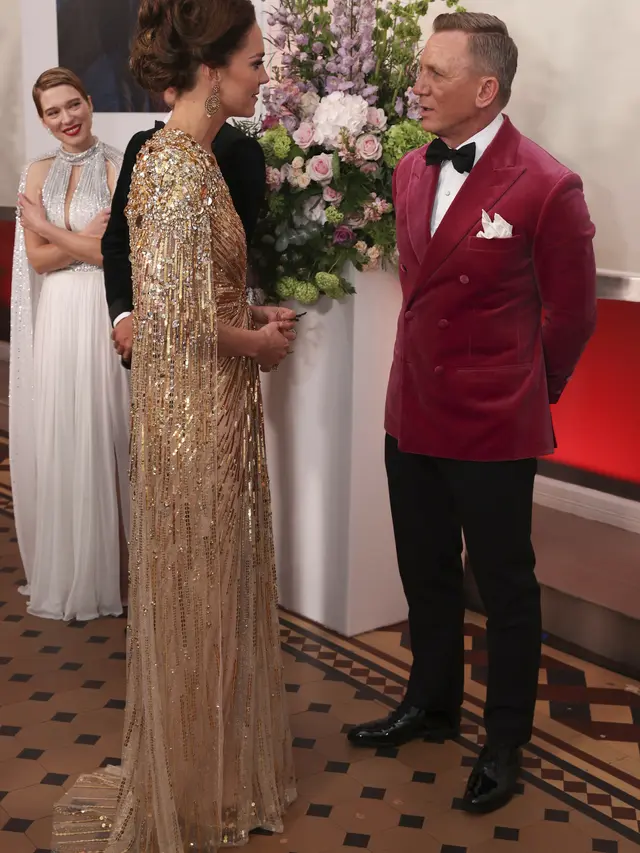 Kate Middleton dan Daniel Craig dalam pemutaran film James Bond No Time to Die.. (Chris Jackson/Pool Photo via AP)