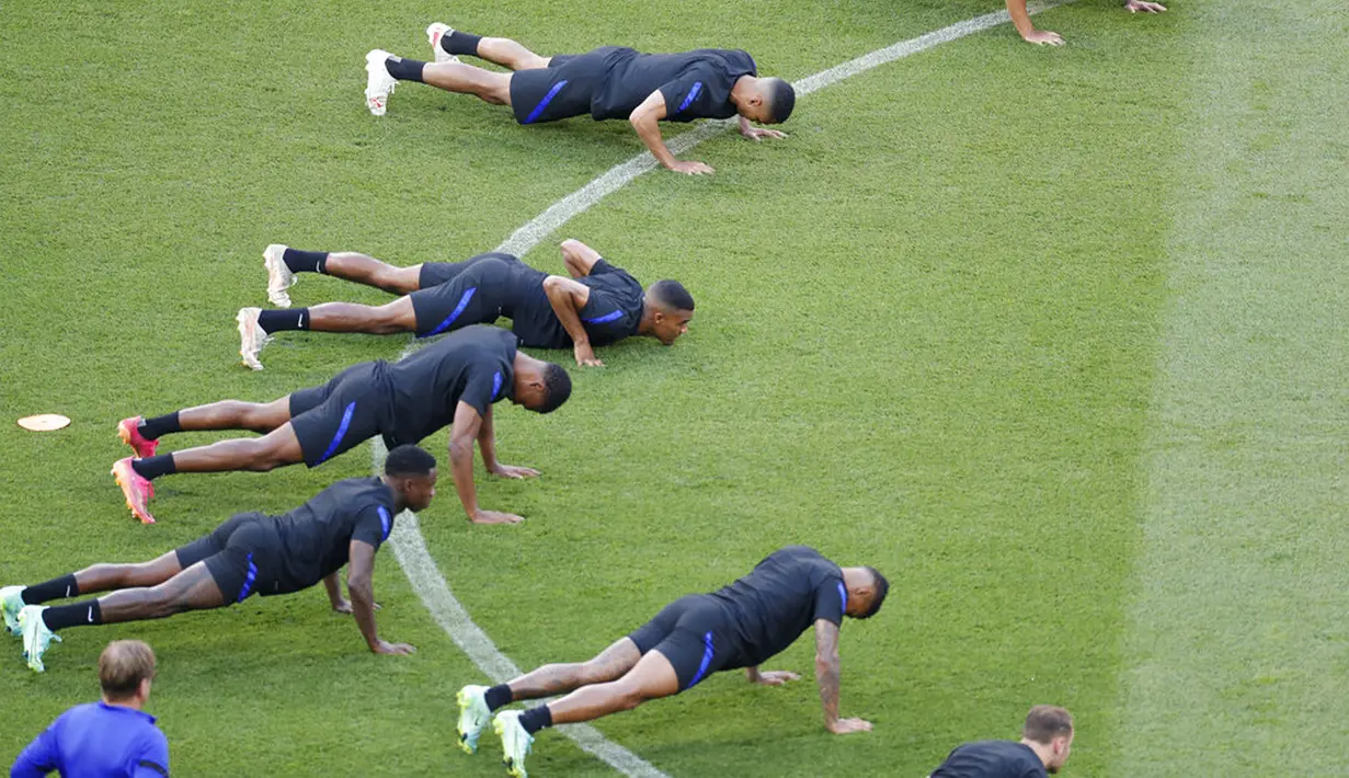 Para pemain Belanda mengikuti sesi latihan di Stadion Ferenc Puskas, Budapest, Hungaria, Sabtu (26/6/2021). Belanda akan menghadapi Republik Ceko pada pertandingan babak 16 besar Euro 2020. (AP Photo/Laszlo Balogh, Pool)