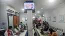 Dengan 41 dokter umum dan 14 dokter gigi yang dibantu sejumlah tenaga medis, Puskesmas Kebayoran Lama mampu melayani rata-rata 600 hingga 700 pasien per hari. Tampak dalam foto, warga menanti untuk mendapatkan pelayanan medis di Puskesmas Kebayoran Lama, Jakarta, Jumat (9/1/2026). (merdeka.com/Arie Basuki)