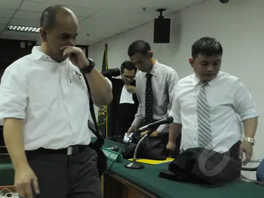 Terdakwa korupsi kasus alih fungsi kawasan hutan di Riau Gulat Medali Emas Manurung menjalini sidang vonis di Pengadilan Tipikor, Jakarta, Senin (23/2/2015).(Liputan6.com/Herman Zakharia) 
