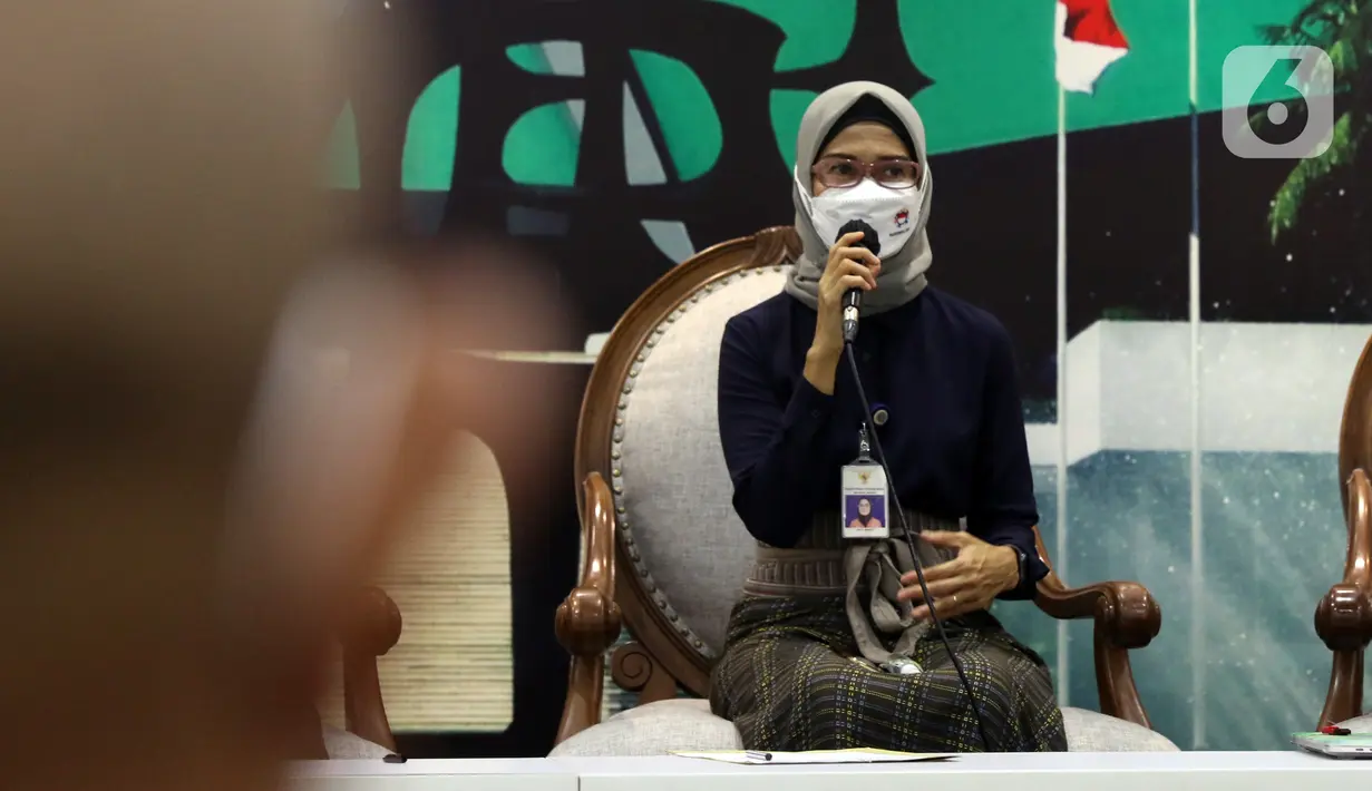 Staf Khusus Menteri Perhubungan Kementerian Perhubungan Adita Irawati saat menjadi pembicara dalam Diskusi Dialektika Demokrasi di Media Center, Gedung Nusantara III, Jakarta, Kamis (7/4/2022). Diskusi bertema Balada Booster dan Mudik Lebaran. (Liputan6.com/Angga Yuniar)